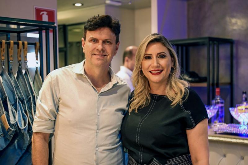 Ismar Gagg, do Buffet Smars, e a empresária Bel Nunes, no coquetel de lançamento da nova coleção Forum