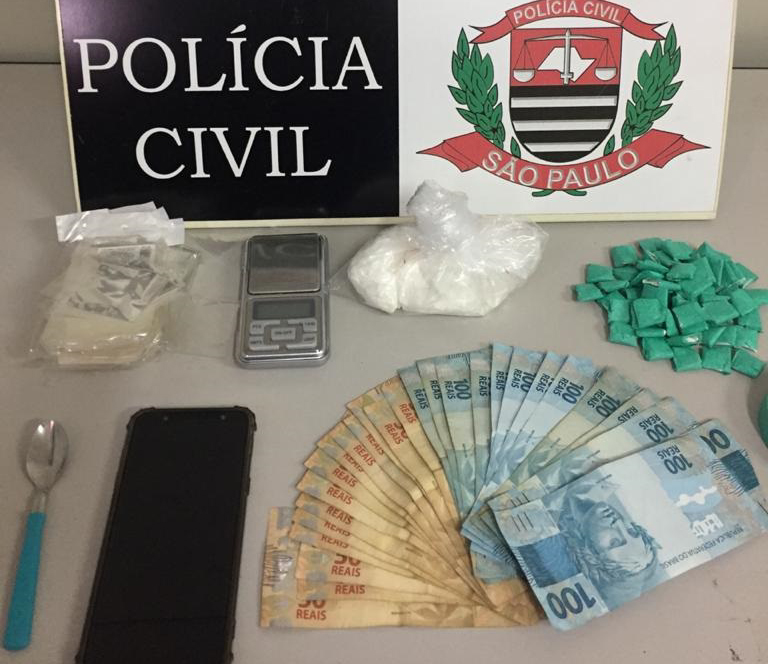 Polícia Civil: Foram apreendidos 57 papelotes de drogas, além de pacote e R$ 2,1 mil