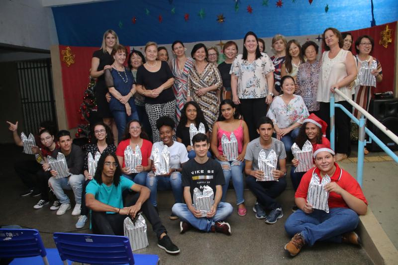 Foto: Francinara Nepomuceno - As mulheres do RCPP SUL, Casa da Amizade, entregaram tablets aos melhores alunos das turmas do ensino médio, na E.E. Hugo Miele