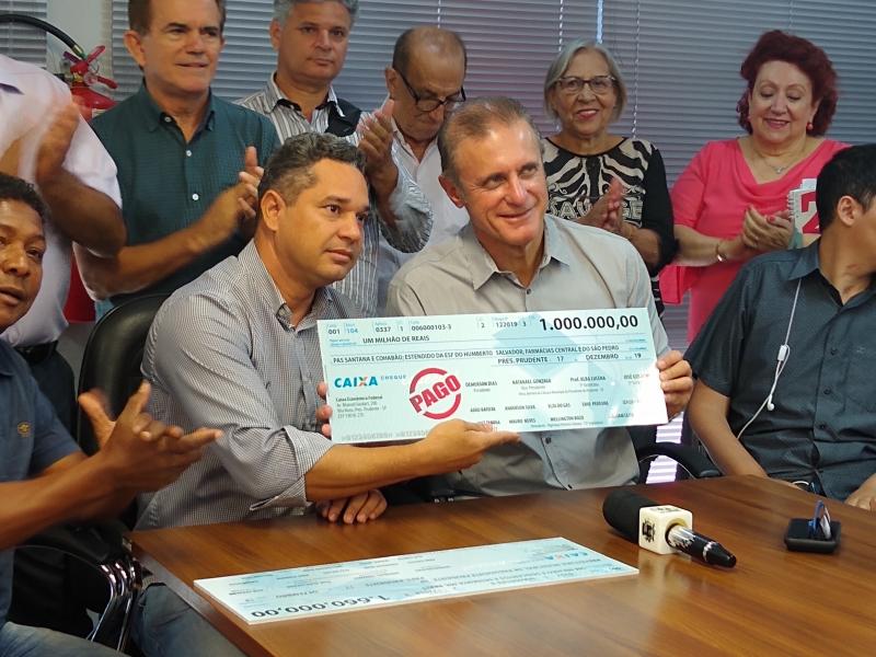 Marco Vinicius Ropelli - Ontem, Demerson entregou cheque simbólico de R$ 1 milhão a Bugalho 