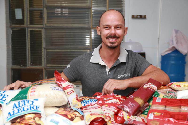 Isadora Crivelli - Luiz Baldez Júnior pede ajuda da comunidade para preparar ceia e distribuir cestas de Natal