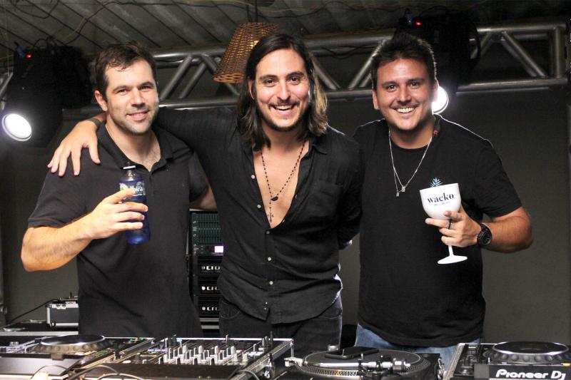 DJ e produtor, Pedrinho Almeida, do Make u Sweat no Wacko entre Henrique Leal e Marcelo Medeiros Filho
