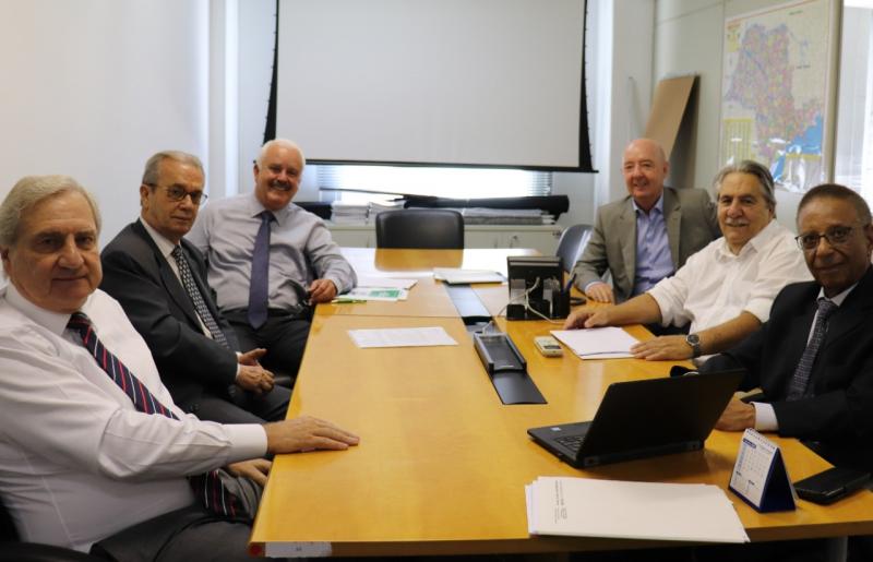 Presidente da Facesp, Alfredo Cotait Neto, vice-presidentes Antônio Carlos Parisi e Ricardo Anderson Ribeiro (à esquerda), acompanhados dos vice-presidentes Francisco Júlio Pinghera e João Carlos Chead, e do superintendente Natanael dos Anjos (à direita)  