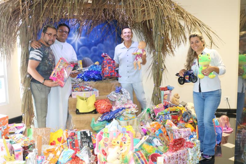  Médico Henrique Liberato Salvador doou os brinquedos arrecadados da Campanha de Natal "Casa Nono Salvattori" para a pediatria do Hospital Regional de Prudente