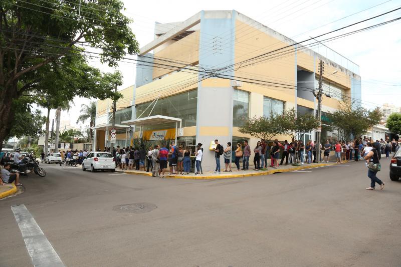 Isadora Crivelli - Fila de eleitores na 402ª ZE dobrava a esquina na manhã de ontem