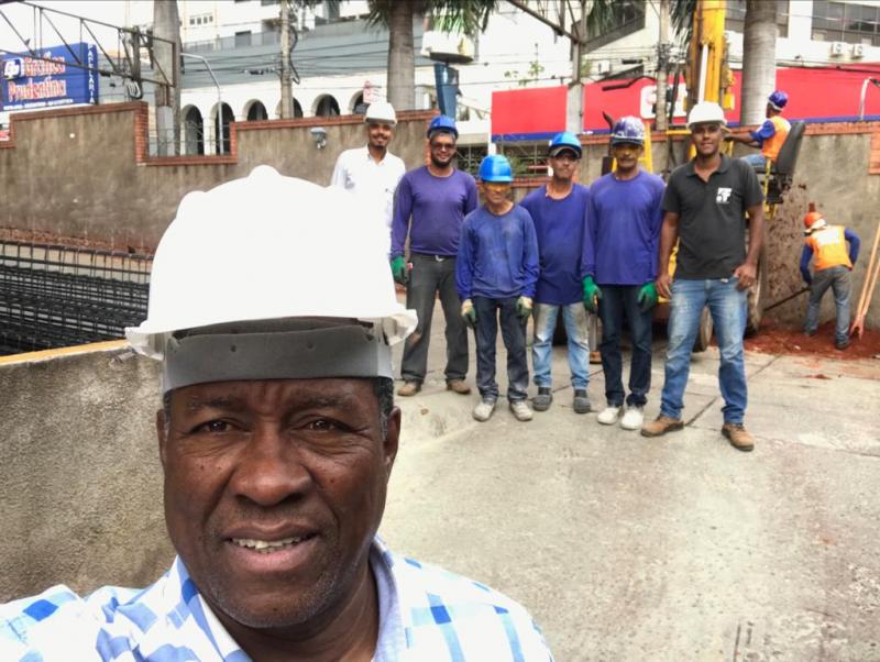 Engenheiro e Arquiteto Marcos Frois, com a equipe que iniciou as obras da ampliação do Aruá Hotel