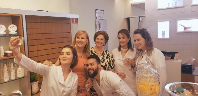 Ieda Vilela em meio a selfie com a equipe da Adcos do Prudenshopping