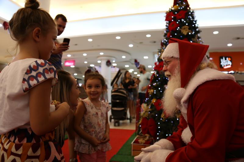 Isadora Crivelli: Papai Noel doa amor e esperança a todos que se aproximam dele