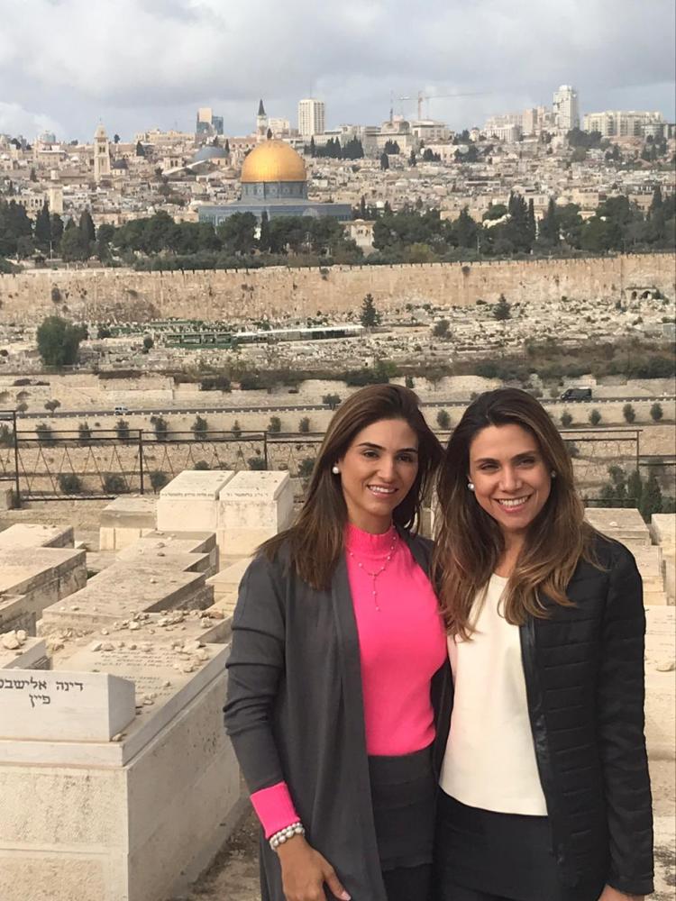 Paula e Fernanda Guimarães, no Muro das Lamentações em Jerusalém, durante a excursão Terra Santa, da Companhia de Viagem