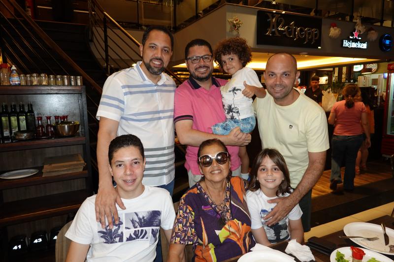 Dona Guiomar, com os filhos Marcelo, Marcio e Marcos, e netos, em reunião pré-natalina