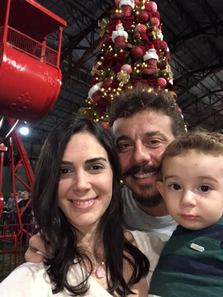 Benito Cerávolo com o filhão e a esposa Dayane Coser Cerávolo no Vila Natal no IBC  