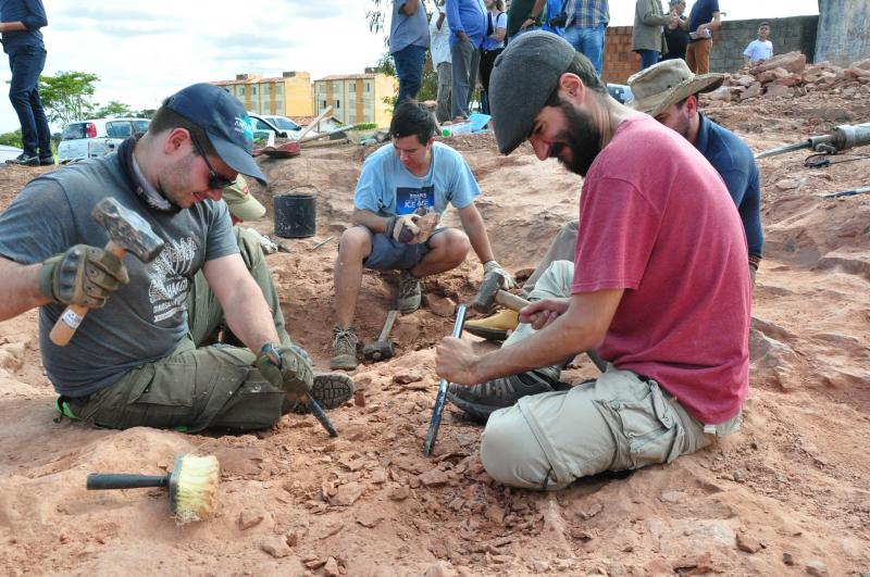 Arquivo: Pelo menos sete pesquisadores, brasileiros, americanos e argentinos, iniciaram novas escavações no sítio paleontológico de Presidente Prudente