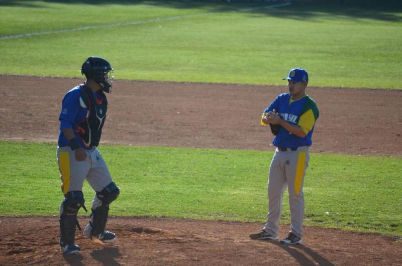 Cedida / Mario Kaneki - Guilherme Takahashi foi vice-campeão adulto de beisebol no Sul-Americano, na Argentina