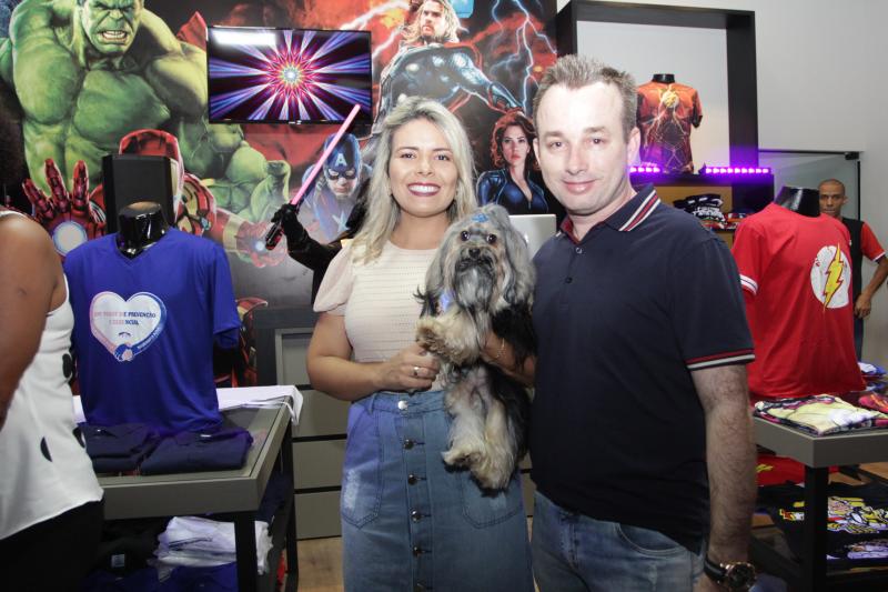 Nayara Rodrigues e Eduardo Delfin com o pequeno Pepy na Loja das Camisetas