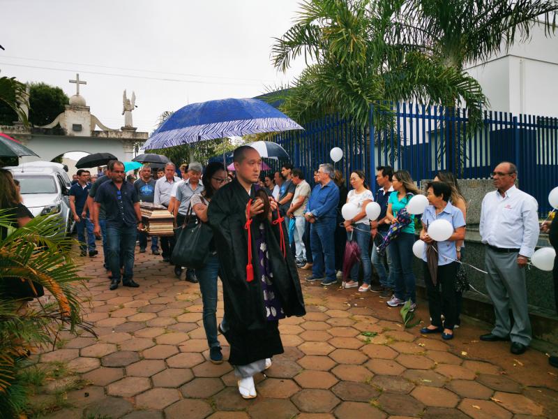 Corpo de Jorge Matsuda foi conduzido por funcionários, sob chuva, ao mausoléu da família, em Álvares Machado