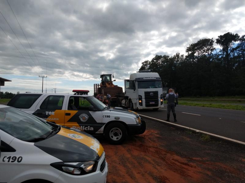 Polícia Militar Rodoviária - Agentes abordaram veículo que transportava maquinário nas proximidades do km 440+900, na SP-425