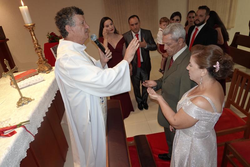 Padre José Inácio de Medeiros, diretor da Rádio e TV Aparecida, abençoou a celebração dos 45 anos de união de sua irmã Margarida e o cunhado Jair Ferreira