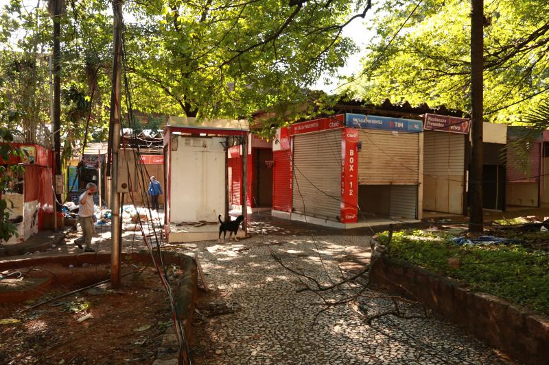 Isadora Crivelli - Muitas fiações soltas se destacam no local, cuja energia já está cortada desde sábado