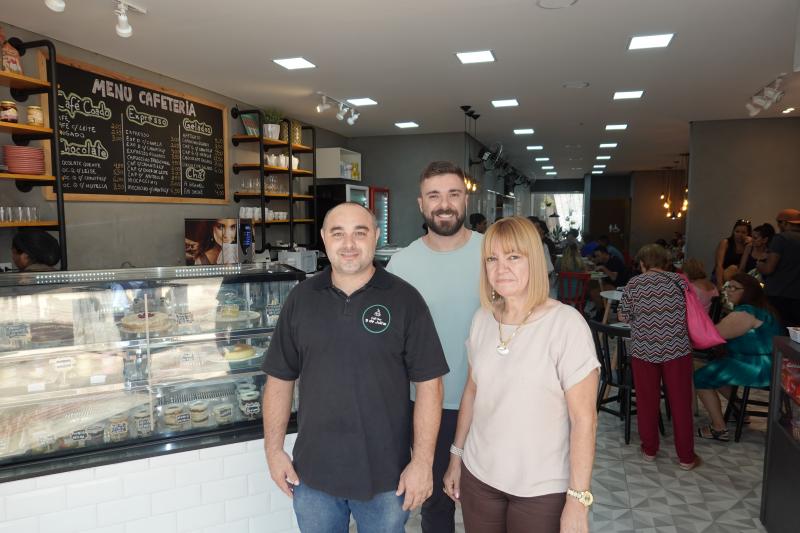 Dona Dirce, o filho Rodrigo de Freitas e o genro Alexandre Espigaroli abriram o Café 9 de Julho, que já é sucesso no Calçadão