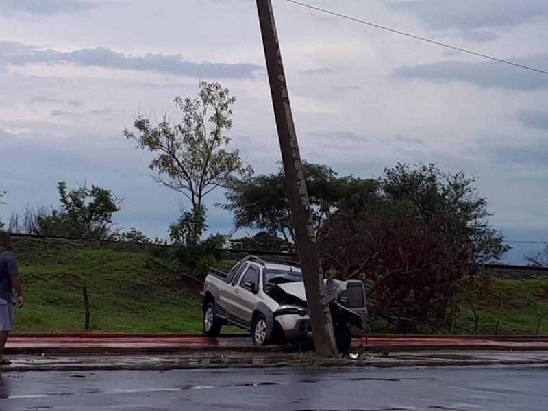 Oslaine Silva - Motorista perdeu o controle e bateu em um poste