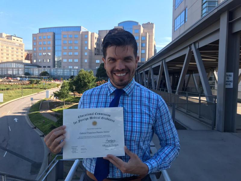 Gabriel Aleixo com o certificado da validação do seu diploma médico nos EUA