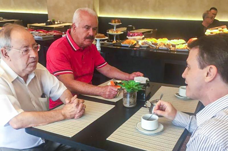 O pró-reitor da Unoeste, Adilson Eduardo Guelfi, com o cônsul de Portugal, João Caldas e o presidente da Acipp, Ricardo Anderson