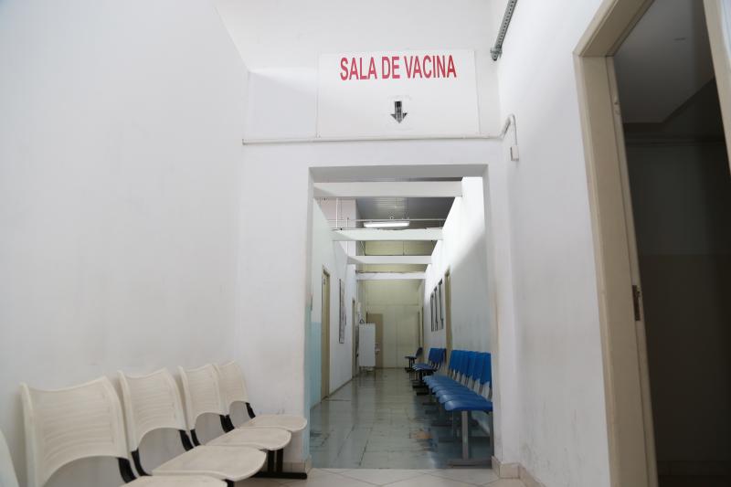 Isadora Crivelli - Cadeiras vazias do Palácio da Saúde refletem a falta de vacinas para crianças de 2 meses a 4 anos