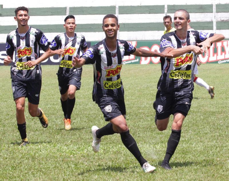 Foto: Rafael Bento/Divulgação - Ao lado dos colegas, João Pedro (à dir.) vibra por seu primeiro gol