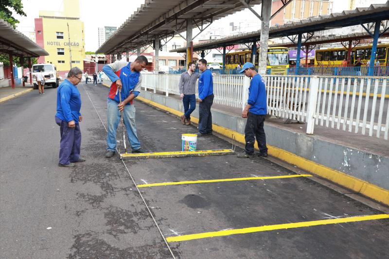 Isadora Crivelli - Servidores da Semob delimitam o espaço que terá cada boxista no terminal urbano