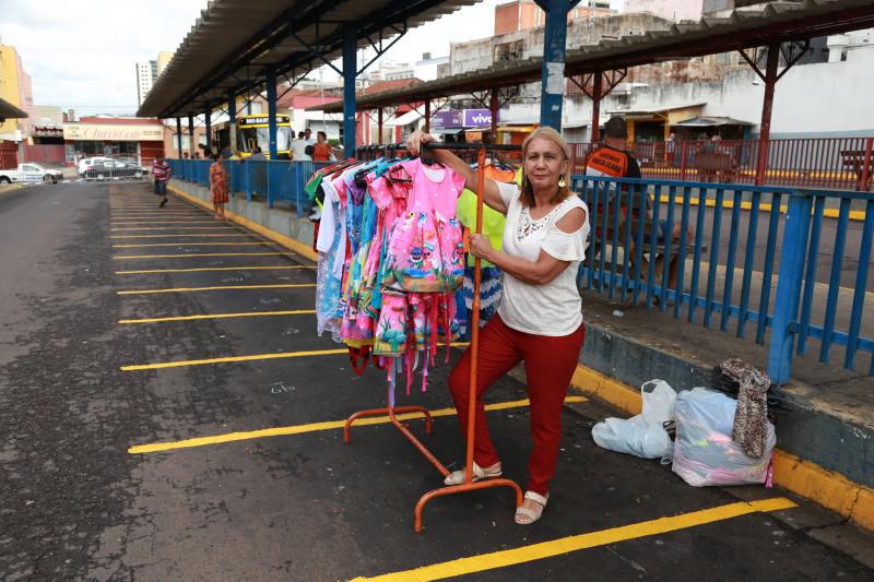  Isadora Crivelli - Enquanto os containers não chegam, Gilda improvisou um cabideiro para vender roupas: 