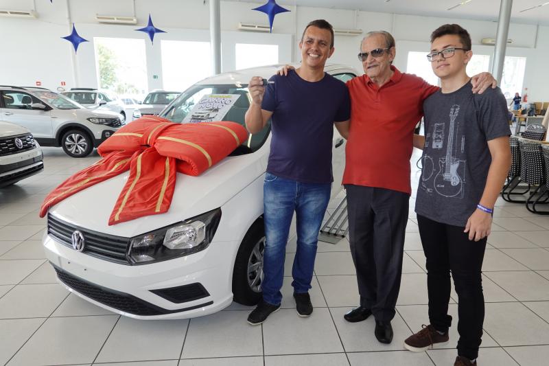 Adriano Nunes, ganhador do Gol sorteado sábado na Liane Veículos, na foto com seu filho Guilherme Nunes, 17 anos, e o empresário Laudério Bortigeli