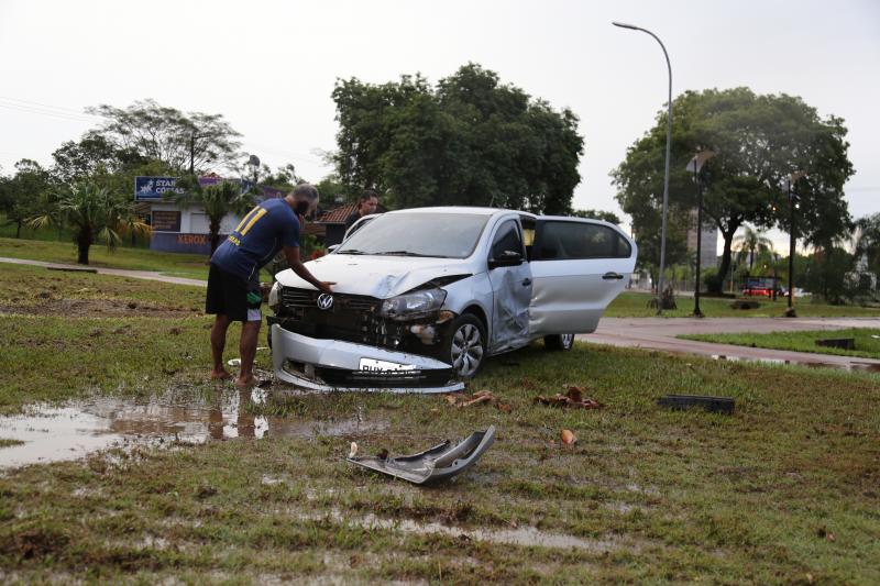 Weverson Nascimento - Após fim da chuva, veículos foram encontrados espalhados pelo Parque do Povo