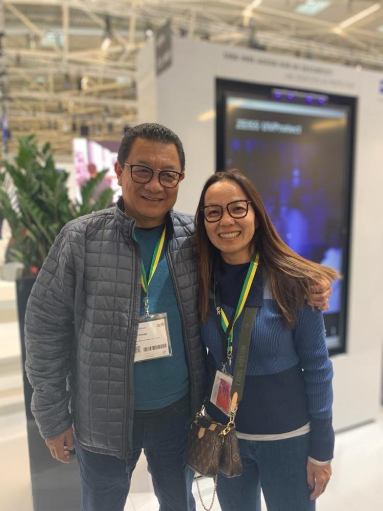 Helio Aoagy e Amélia, diretores das lojas Seiko Joias de Presidente Prudente, visitaram essa semana a fábrica das lentes Zeiss e a Feira Opti 2020, na Alemanha