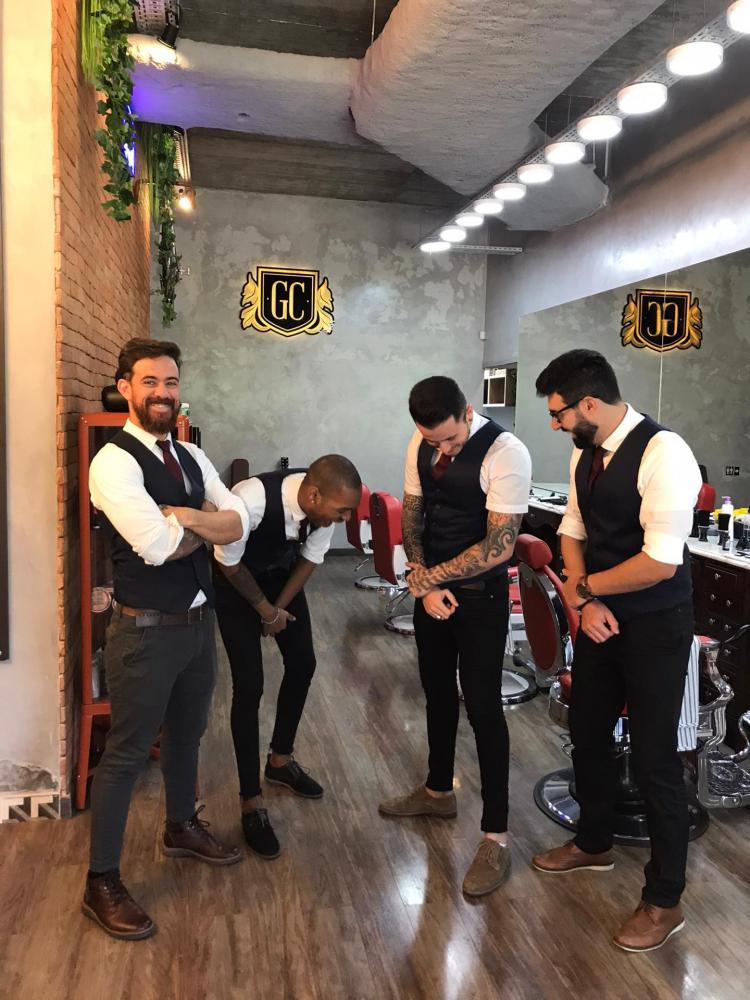 Cedida - Daniel Moura em capacitação na Gentleman’s Code Barberhouse, no centro de Lisboa, Portugal; aqui com os amigos Felipe, Igor e Tiago