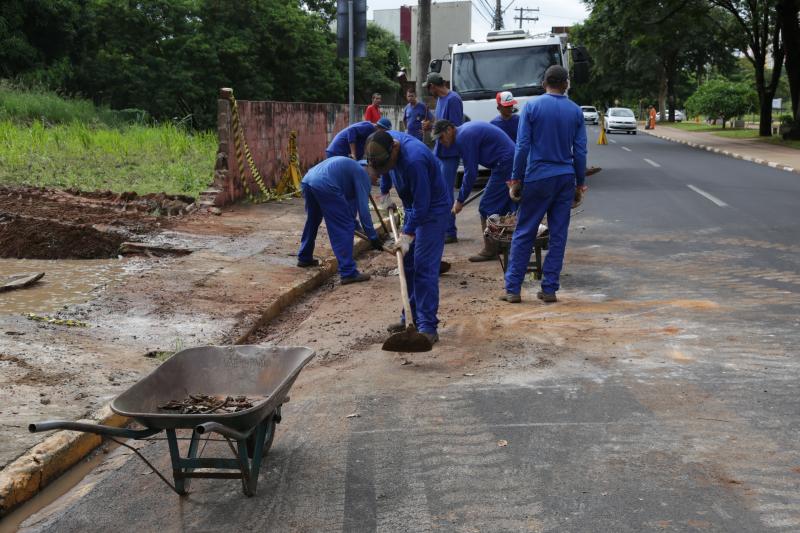 Isadora Crivelli - Servidores municipais recolhem entulhos da queda de um muro causada pelas chuvas