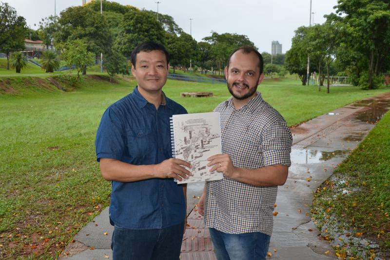 Professor Luciano Osako e estudante de Arquitetura e Urbanismo, Marcos José Martins da Costa, autor de um estudo com soluções sobre os problemas de enchentes no Parque do Povo