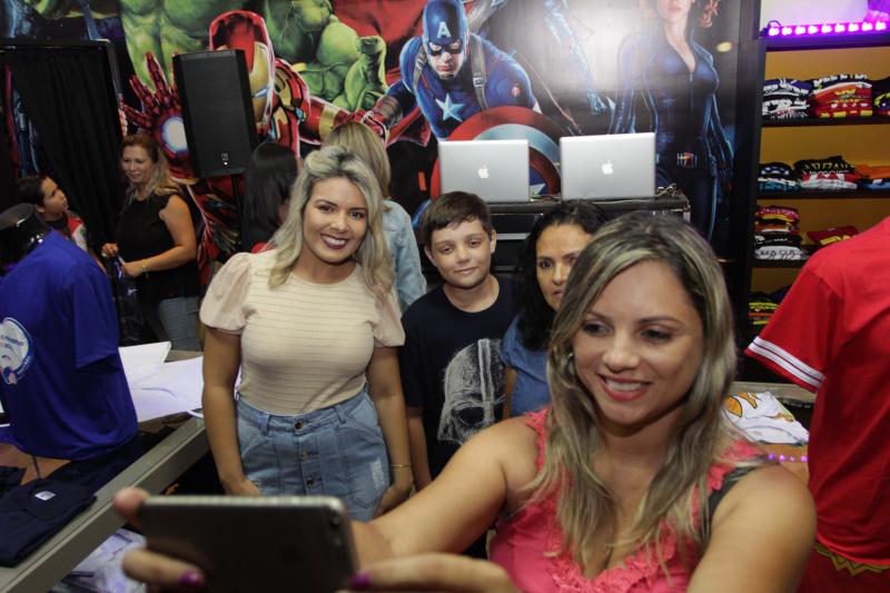 Miguel Toninato - Nayara Rodrigues recebe a família e pausa para uma selfie na Loja das Camisetas