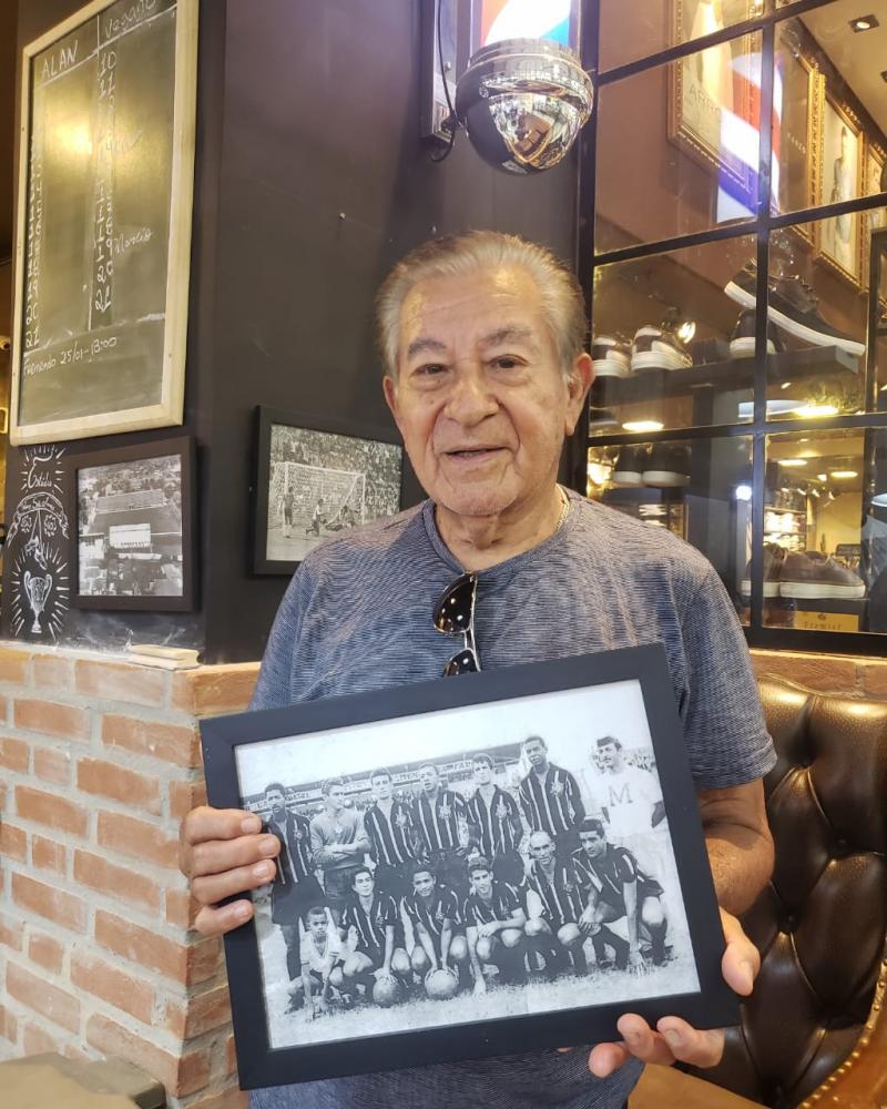 Miguel Toninato - Ex-jogador do Corintinha de Prudente, Joel de Godoi Bueno, mais conhecido como Jotinha, reconheceu o time no quadro da Don Victor Barbershop do Prudente Parque Shopping