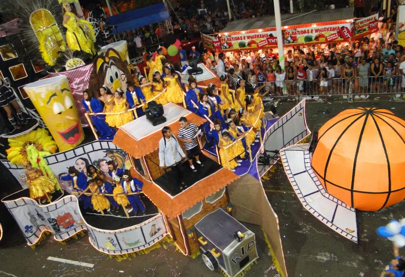 Arquivo - Carros alegóricos são destaques pela beleza e grandiosidade; epitacianos investem na folia