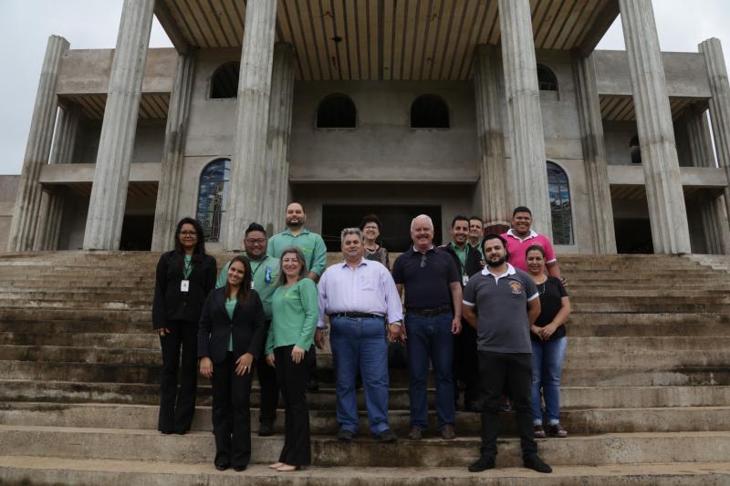  Isadora Crivelli - Padre, representantes da Acipp e Paulina, ontem, na fachada do Santuário de Santo Expedito