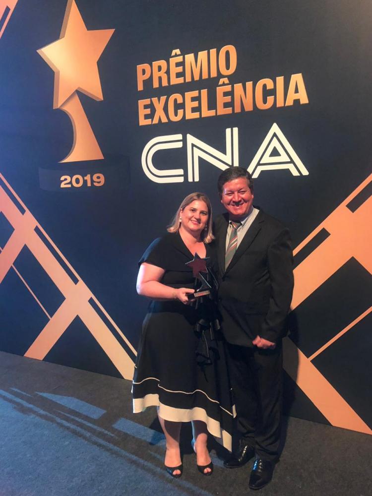 Simone e Marcelo Monteiro, franqueados em Presidente Prudente e Piracicaba, receberam o Troféu Excelência da Rede CNA, em 2019