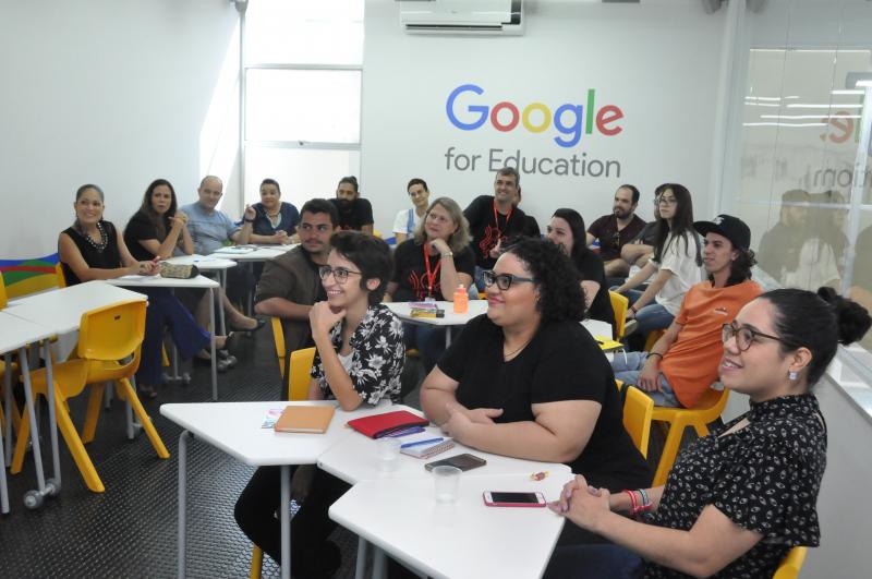 Equipe docente da Cultura Inglesa na nova Sala Google, durante capacitação para o Google For Education