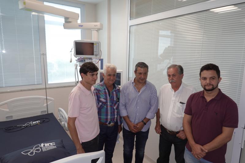 Vereador Bozo, prefeito Alair Antonio Batista (Taciba), deputado Ricardo Izar, e os prefeitos Marco Rocha (Regente Feijó) e Roger Gasques (Álvares Machado), na UTI do HRCPP