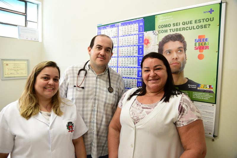 Paulo Miguel - Equipe do Ambulatório de Tisiologia do Palácio da Saúde é formada pela enfermeira Vivian, pelo especialista Paulo José Mazaro, e pela auxiliar de enfermagem, Marta Vieira da Silva