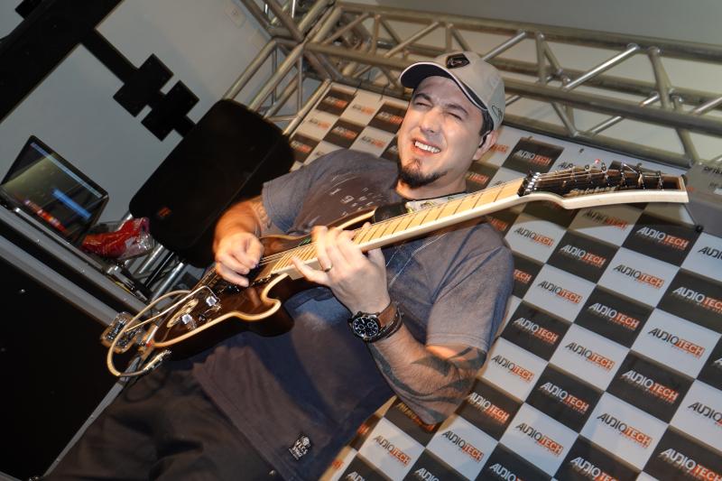 Gustavo Guerra, vencedor do Guitar Idol, em apresentação exclusiva para músicos da cidade e região