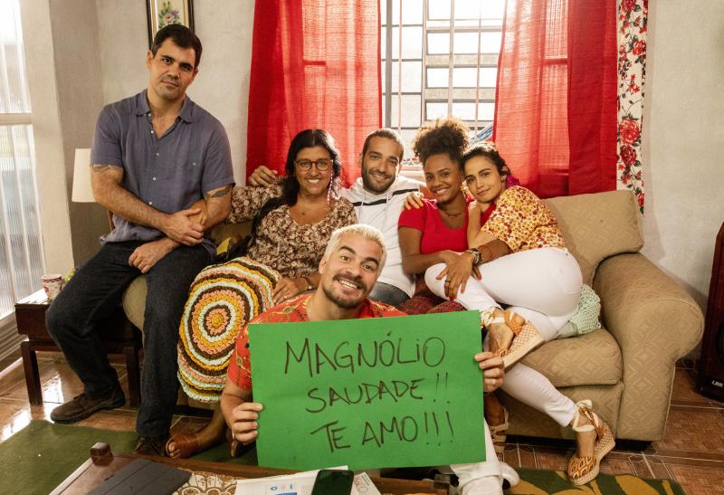 Victor Pollak / TV Globo - Família de Lurdes (Regina Casé) recebe Magno (Juliano Cazarré), após ele sair da cadeia