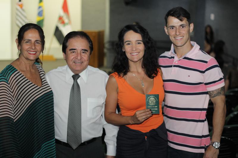 Agora médica Hévila Souza entre os pais Sandra e Gilson Amâncio e o maridão Rodrigo Cacciatore