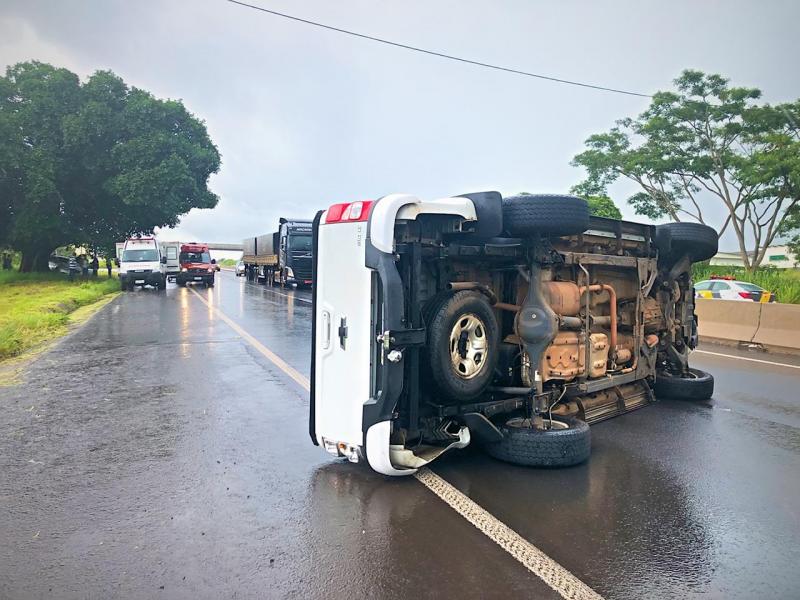 Foto: Murilo Antunes Fotografia | Caminhonete bloqueou parcialmente o trânsito 