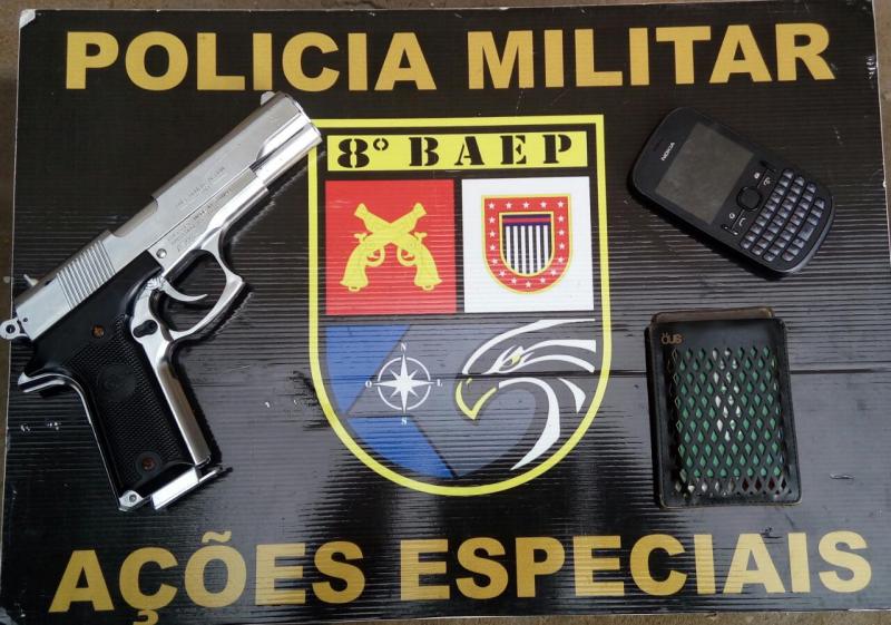 Foto: Polícia Militar - Objetos indicados pelo autor dos roubos aos policiais