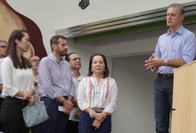 Prefeito Nelson Bugalho anuncia o nome de Jorge Matsuda para batizar a obra inaugurada ontem, para a viúva Julia Matsuda e a filha Aline